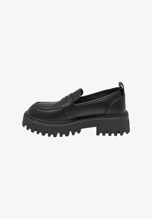 Schwarze Lederloafers mit einer dicken, robusten schwarzen Gummisohle, ausgeprägtem Profil und dezenten Nähten auf dem Obermaterial.