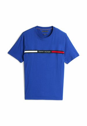 T-shirt di cotone blu con collo a giro, maniche corte e un design a righe orizzontali con accenti neri, bianchi e rossi.