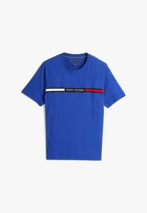 T-shirt en coton bleu avec col rond, manches courtes et un motif à rayures horizontales avec des accents noirs, blancs et rouges.