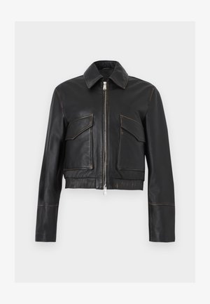 Črno usnjeno jakno z zadrgo spredaj, dvema žepoma s poklopcem, ovratnikom in dolgimi rokavi, prikazano na enobarvni svetli podlagi.