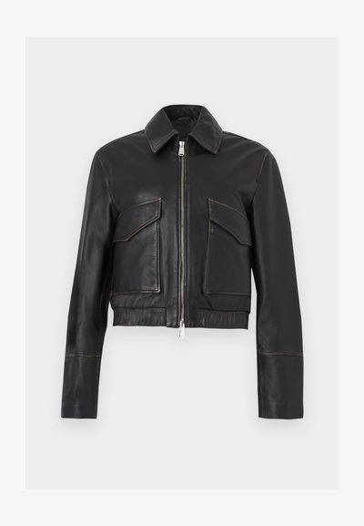 Μαύρο δερμάτινο μπουφάν με μπροστινό φερμουάρ, δύο τσέπες με καπάκι, γιακά και μακριά μανίκια, εμφανιζόμενο σε απλό ανοιχτό φόντο.