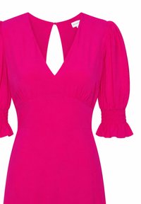 Robe magenta avec col en V, fermeture dos en forme de goutte, manches bouffantes réunies aux poignets élastiqués avec un bord volanté, et taille cintrée.