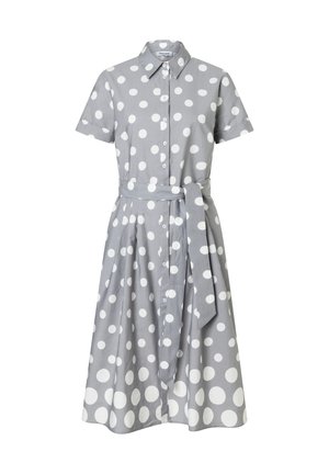 Robe chemise grise à manches courtes avec pois blancs, devant à boutons, col et ceinture en tissu assorti nouée à la taille.