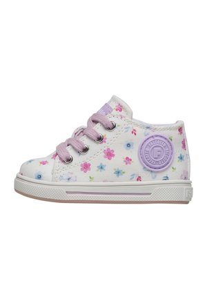 Zapatilla blanca para niño pequeño con estampado floral en tonos pastel, cordones lavanda y un parche redondo con logo en lavanda en el lateral.