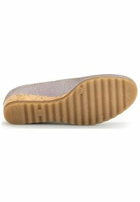 La suola della scarpa presenta un fondo in gomma marrone con texture e profonde scanalature per una migliore aderenza, e una parte superiore liscia in un materiale intrecciato chiaro.