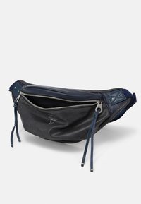 Svart och marinblå läder midjeväska med silverfärgad dragkedja delvis öppen och två marinblå läderdragkar på en vit bakgrund.