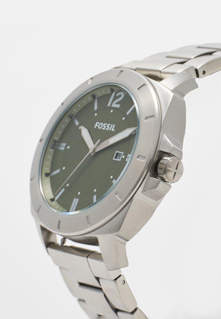 Orologio in acciaio inossidabile argentato con quadrante verde, dotato di display della data, indici delle ore bianchi e una cassa robusta. Finitura lucida.