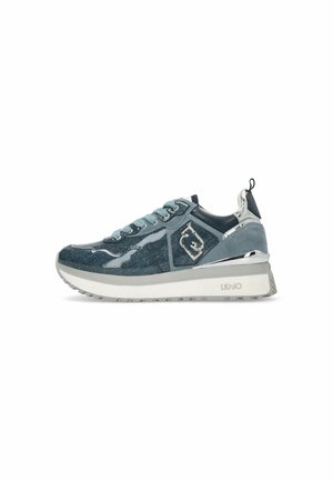 Baskets en denim bleu avec des accents brillants, design à lacets, épaisse semelle blanche, détails logo en argent, et tige en textile.