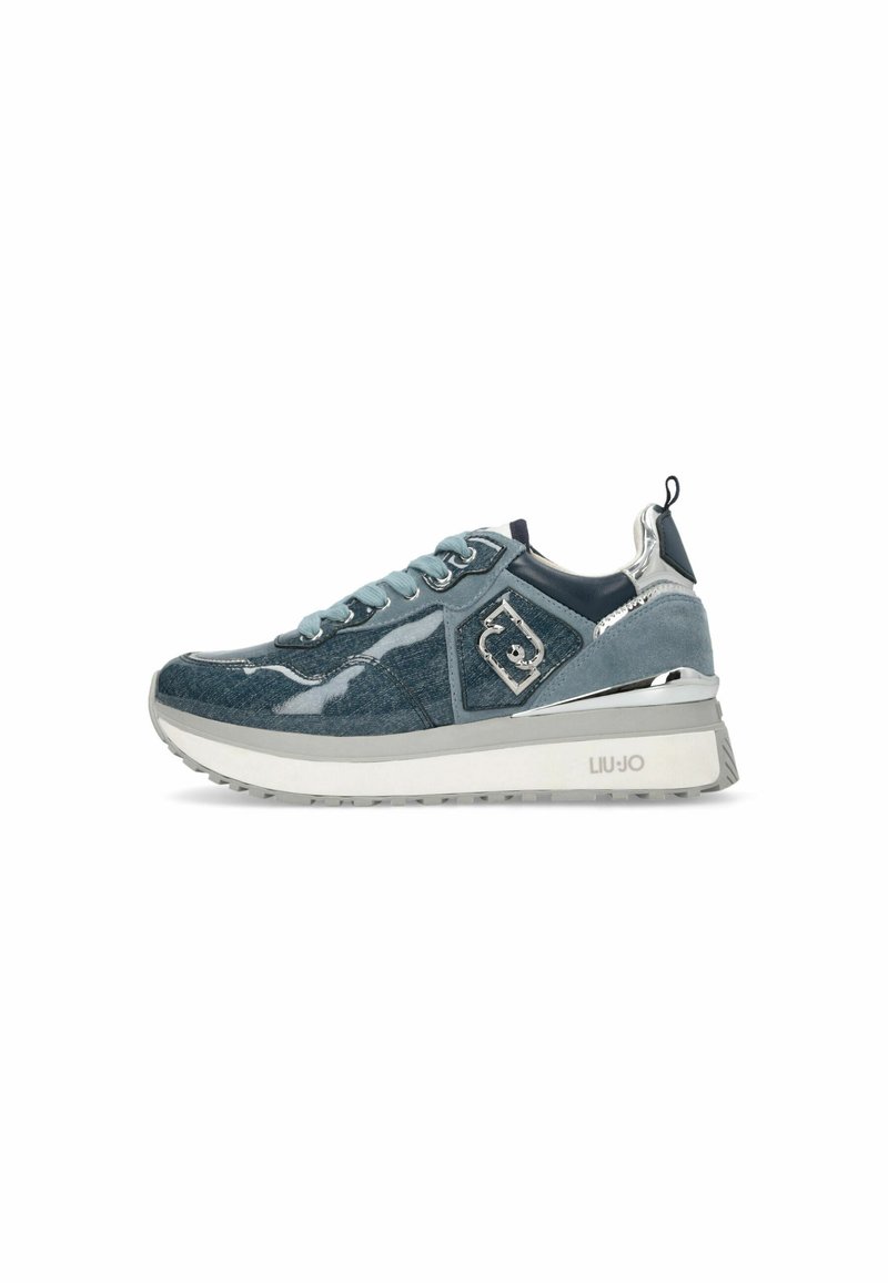 Baskets en denim bleu avec des accents brillants, design à lacets, épaisse semelle blanche, détails logo en argent, et tige en textile.