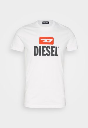 T-shirt blanc à manches courtes avec col rond, avec un logo rectangulaire rouge et "DIESEL" en lettres noires en gras sur le devant.