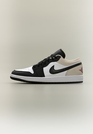 Jordan, AIR JORDAN 1 LOW SE - Маратонки - black/team red/white/lt orewood brn/legend lt brown