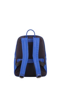 Mochila azul con correas acolchadas y ajustables, y un respaldo de malla. Presenta un asa resistente en la parte superior y sutiles acentos negros.
