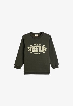 Sudadera de manga larga para niños en verde oscuro con el texto "ES HORA DE MONTAR STREETLIFE SOLO SKATE" y un gráfico de patineta en la parte delantera.