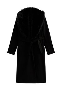 Cappotto nero con colletto in pelliccia sintetica, maniche lunghe e cintura in vita; realizzato in un tessuto morbido e strutturato.