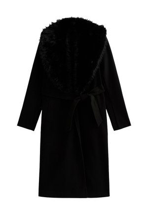 Manteau noir avec un col en fausse fourrure, des manches longues et une ceinture à nouer à la taille ; fabriqué à partir d'un tissu doux et texturé.