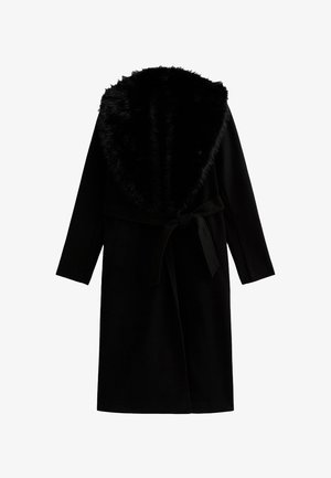 Zwarte jas met een nepbont kraag, lange mouwen en een strikceintuur in de taille; gemaakt van een zachte, gestructureerde stof.