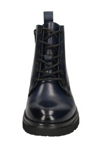 Jūras zila ādas potītes zābaku ar spīdīgu apdari, apaļu purngalu, sešām acīm un melnām šņorēm. Iekļauj izvilkšanas cilpu un teksturētu zoli.