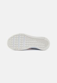 Suela de zapatilla atlética ligera con una superficie de caucho texturizado, que presenta agarres rectangulares y acentos blancos. Material flexible y duradero.