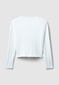 Weißer, cropped Pullover mit Kabelstrickmuster, geripptem Rundhals und langen Ärmeln. Keine sichtbaren Beschläge oder Akzente.