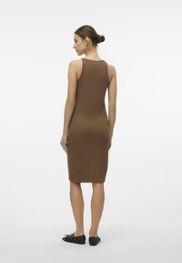 Braunes, ärmelloses Midi-Kleid mit einer figurbetonten Silhouette und glatter Textur. Die Rückansicht zeigt ein schlichtes Design und einen Saum, der knapp unter dem Knie endet.