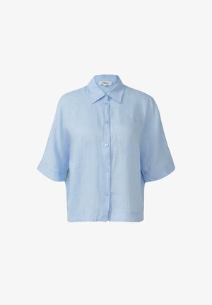 Camisa de lino de botones de manga corta en azul claro, con un cuello clásico y un ajuste relajado. Textura suave con un ligero brillo.