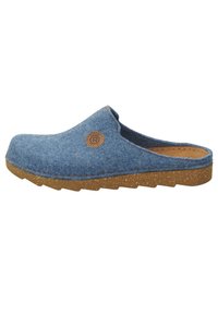 Chaussure bleue en feutre à enfiler avec un bout rond, surface texturée et semelle en liège brun, arborant un logo circulaire sur le côté.