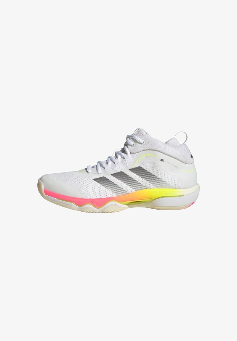 Chaussure de sport blanche avec des bandes grises, design montante, empeigne en mesh et détail de semelle dégradée rose et jaune sur fond blanc.