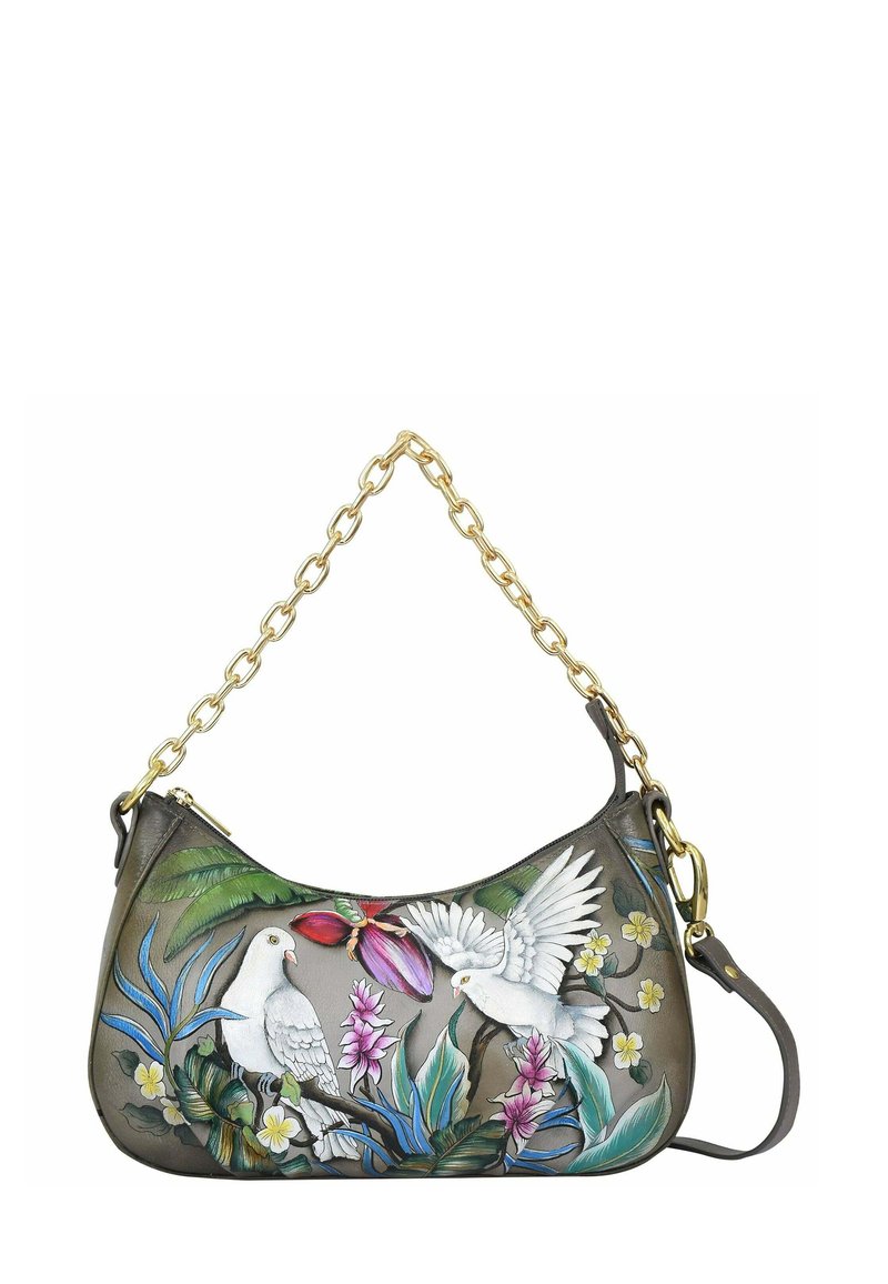 Leren schoudertas met een gebogen vorm, voorzien van een gouden kettinghengsel. Het oppervlak toont kleurrijke vogel- en bloemen schilderingen op een grijze achtergrond.