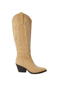 Botte de cowboy beige à bout pointu et talon empilé, avec des piqures décoratives blanches et une tige lisse et texturée.