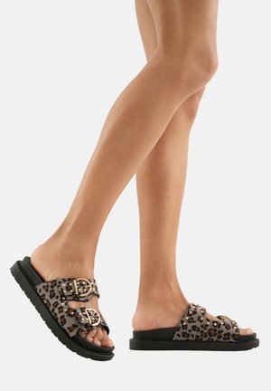 Sandales à semelle glissante en imprimé léopard avec deux sangles à boucle, semelles en caoutchouc noir et design de pieds exposés, offrant une texture douce et un style décontracté.