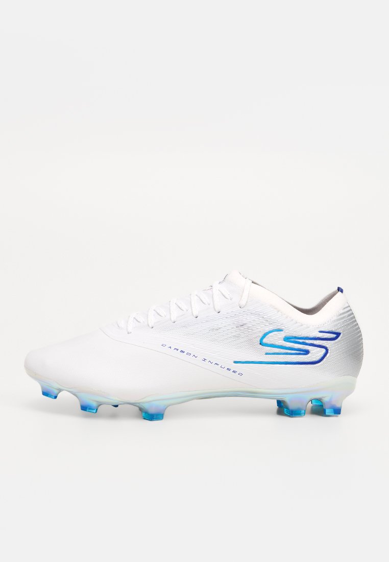 Weiße Fußballschuhe mit einem schlanken Design, strukturiertem Obermaterial, blauen Akzenten und transparenten Sohlen. Mit dem Label "Carbon Infused".