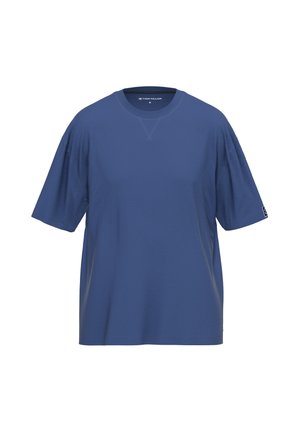 Plava kratka majica s kratkim rukavima, izrađena od mekog materijala, s okruglim izrezom i opuštenim krojem, s suptilnom teksturom i detaljem logotipa na rukavu.