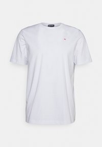 T-shirt in cotone bianco con collo rotondo, maniche corte e un piccolo logo rosso sul lato sinistro del petto. Tessuto morbido e vestibilità standard.