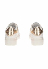 Sneaker bianche con un accent metallico dorato sul tallone e branding in rilievo. Presentano una suola spessa e una texture liscia.