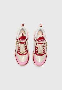 Zapatillas en rosa, rojo y crema con un acabado brillante, detalles de cordones, herrajes dorados y acentos de logo en la lengüeta y la correa.