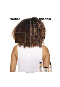 Før- og etter hårforvandling. Til venstre vises løse krøller; til høyre vises definerte krøller. Hårprodukter vist ved siden av modellen.