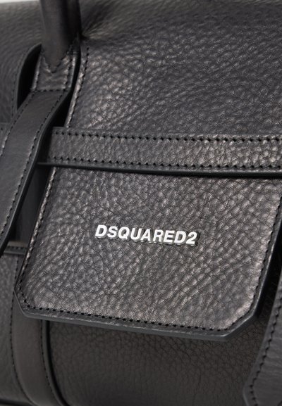 Sac en cuir noir texturé avec fermeture à rabat comportant le logo DSQUARED2 en lettres blanches.
