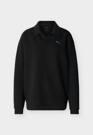 Črni pulover z dolgimi rokavi z ovratnikom in logotipom Puma na levi strani prsnega koša, prikazan na enostavni svetli podlagi.