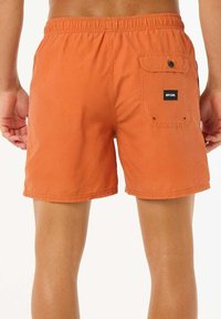 Costume da bagno arancione con cintura elastica, tasche laterali e una tasca posteriore con una etichetta con logo nera. Finissaggio in tessuto testurizzato.