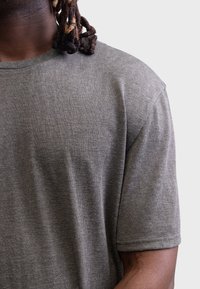 Gray short-sleeve t-shirt, soft texture, round neckline, relaxed fit, featuring subtle knit pattern and turned-up sleeve cuffs.