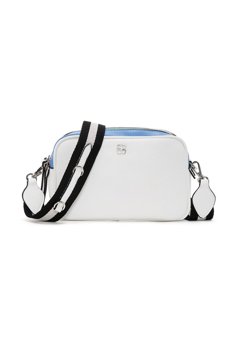 Witte leren crossbody tas met een lichtblauwe binnenkant, voorzien van een zwart-wit gestreepte schouderband en zilveren hardware.