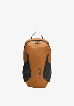 Zaino compatto color ruggine con due tasche laterali in rete nere, manico superiore e logo Jack Wolfskin nero sulla parte anteriore.