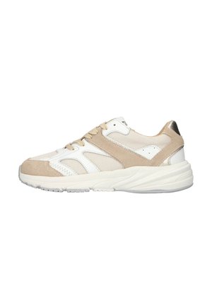 Basket de sport beige et blanche avec des panneaux en mesh et en daim, fermeture à lacets et semelle amortie, montrée en profil sur fond blanc.