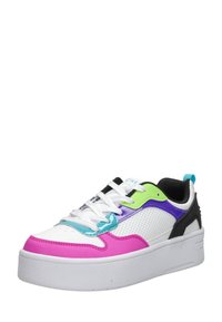 Witte sneaker met roze, groene, paarse en turquoise accenten. Kenmerkt zich door een gestructureerd oppervlak, dikke zool en contrasterende zwarte hak.