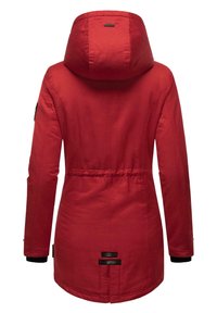 Chaqueta larga roja con capucha, cintura ajustada y detalles en negro. Presenta puños elásticos y dos parches negros horizontales en la parte posterior.