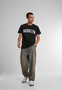 Mister Tee BROOKLYN  - Marškinėliai su spaudiniu - black