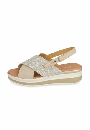 Beige sleehak sandaal met brede, getextureerde kruisbandjes, verstelbare achterriem, gevoerde binnenzool en witte en beige plateauzool.