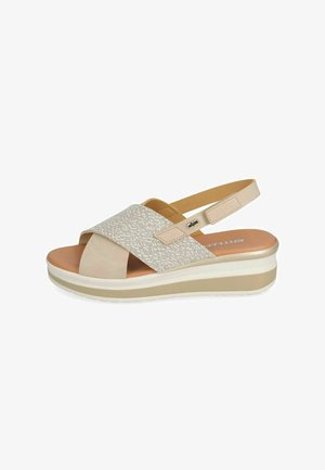 Sandalo con zeppa beige con ampie fascie incrociate testurizzate, cinturino posteriore regolabile, soletta imbottita e suola platform bianca e beige.