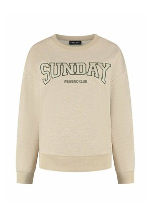 Beige sweater met lange mouwen, geribde manchetten en zoom, met "SUNDAY" in grote letters en "WEEKEND CLUB" daaronder aan de voorkant.