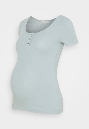 Top de maternidad de manga corta, de color azul claro y con costillas, con un escote henley de tres botones y silueta ajustada sobre un fondo blanco.